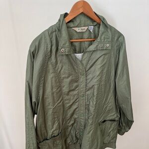 Vintage 90s sage green nylon rain jacket with button detailing. Size L
